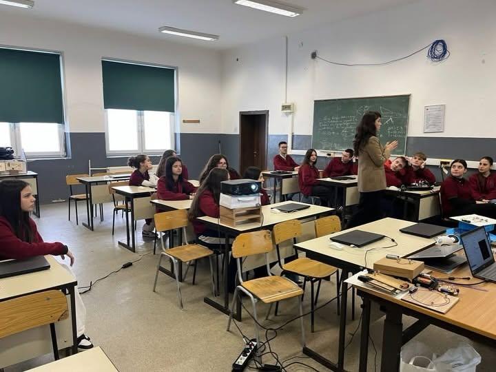 Nga rrjetet sociale te rrahjet në shkolla